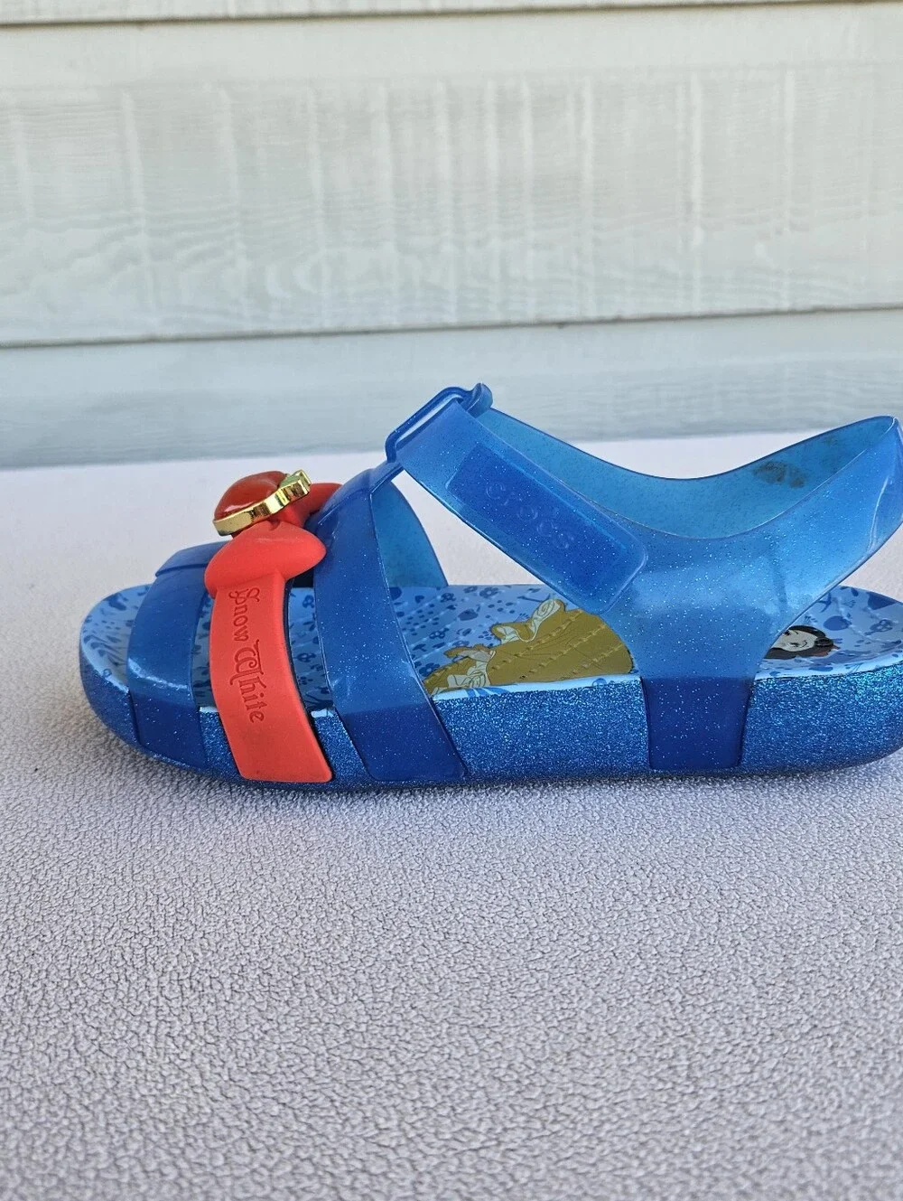 Crocs x Disney Isabella Sandals Snow White Youth SZ J2 Blue Hook & Loop